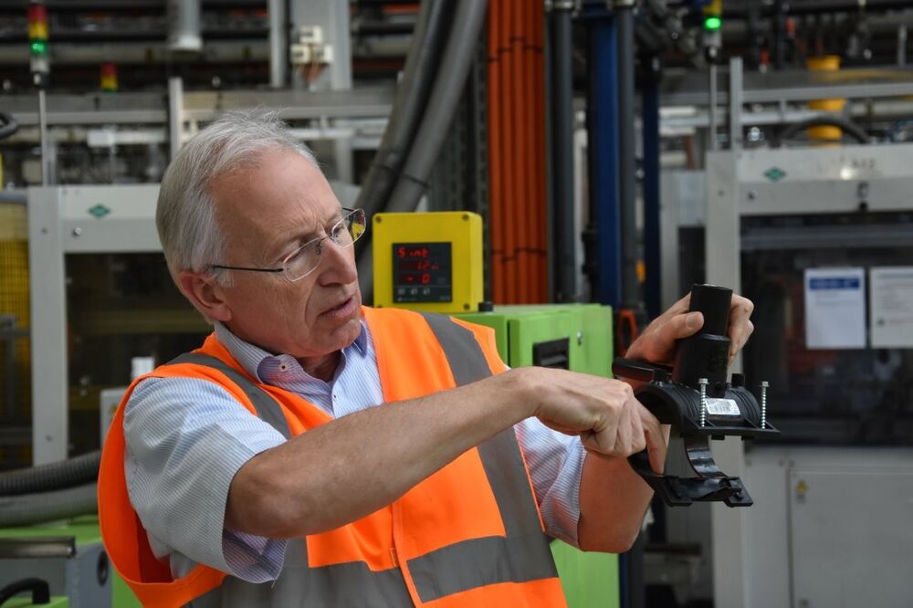 … die Besucher dürfen sich darauf freuen, interessante Einblicke zu erhalten (Bild: Uwe Margraf, Head of Technics, Plant Schaffhausen, auf dem Rundgang durchs Firmengelände).